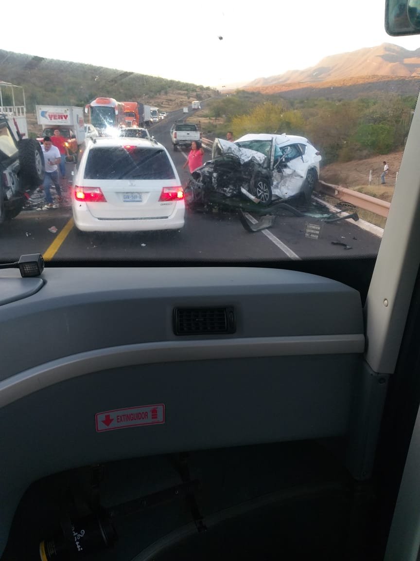 Chocan de frente en carretera de Michoacán