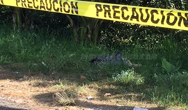 Hallan a un hombre ejecutado y embolsado en la carretera Uruapan - Pátzcuaro