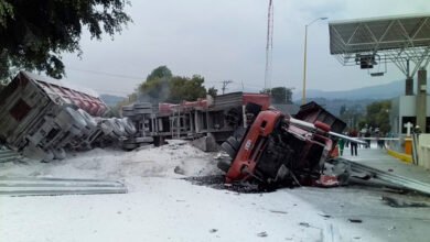 Trailer se impacta contra caseta de peaje en Michoacán; hay 4 lesionados