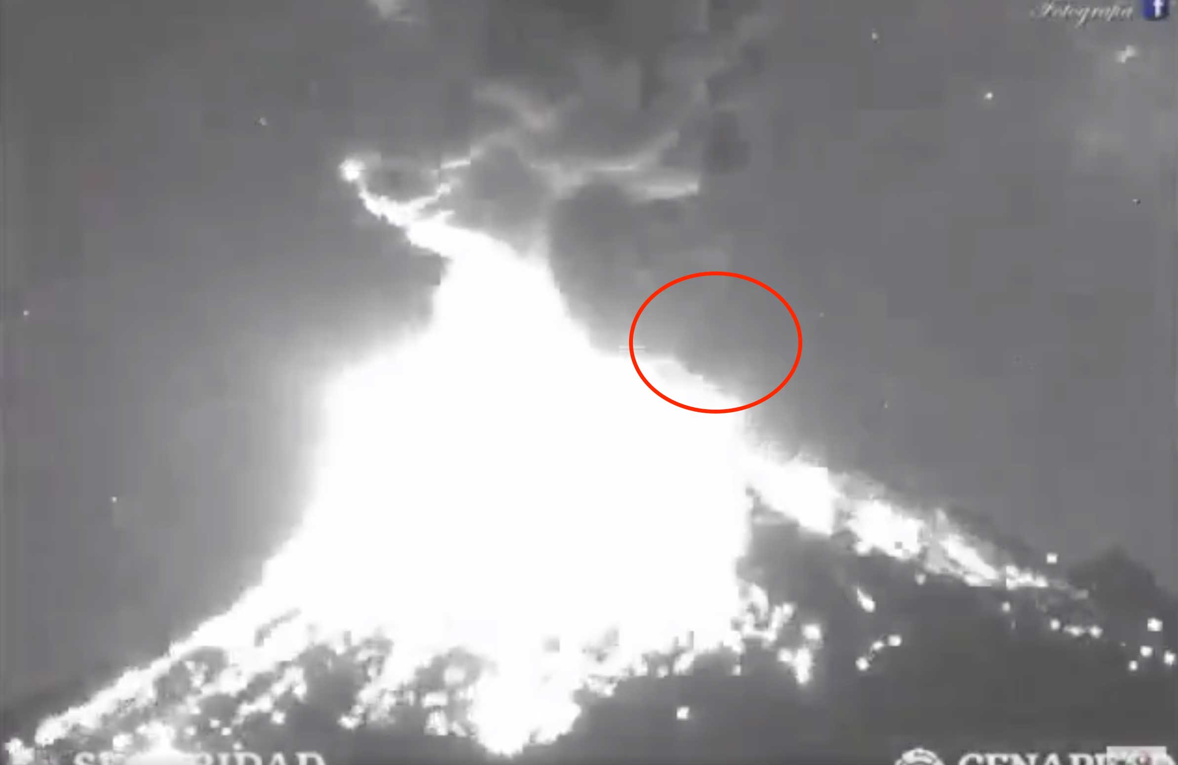 VIDEO: Explota Volcán Popocatépetl y... ¿aparece un OVNI?