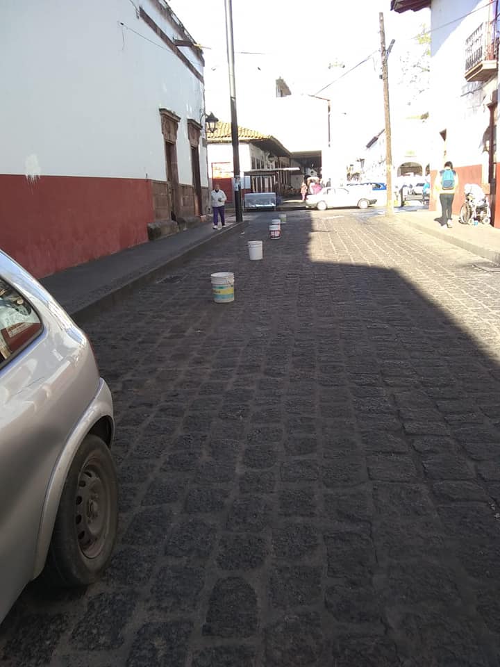 Con cubetas obstruyen lugares para estacionarse en Pátzcuaro