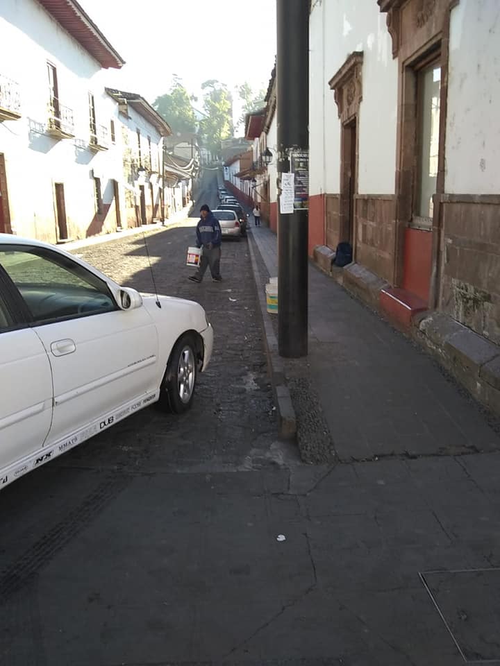 Con cubetas obstruyen lugares para estacionarse en Pátzcuaro