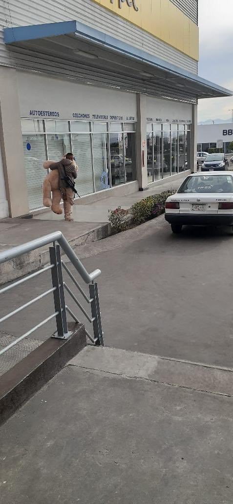 Camina por calles de Morelia con oso de peluche gigante y un arma