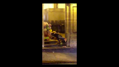 VIDEO: Vendedor de globos cae al suelo y nadie hace nada