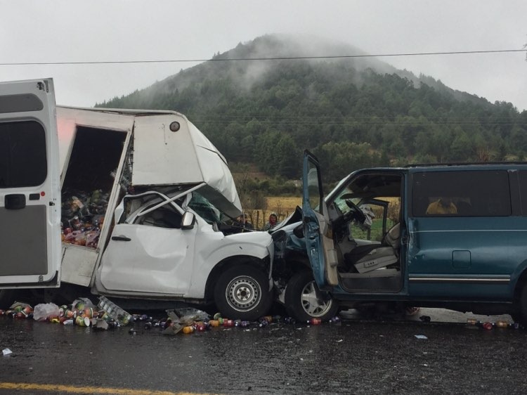 GALERÍA: Fuerte choque deja 7 heridos y un bebé muerto en Michoacán