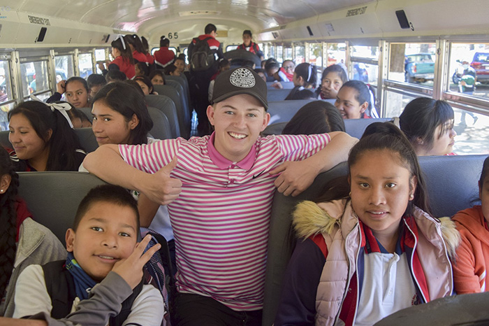Joven estadounidense donó autobús escolar y útiles a secundaria de Michoacán