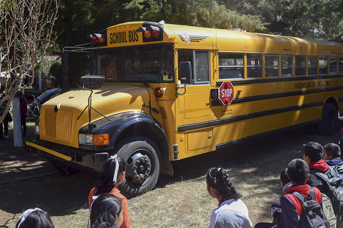 Joven estadounidense donó autobús escolar y útiles a secundaria de Michoacán