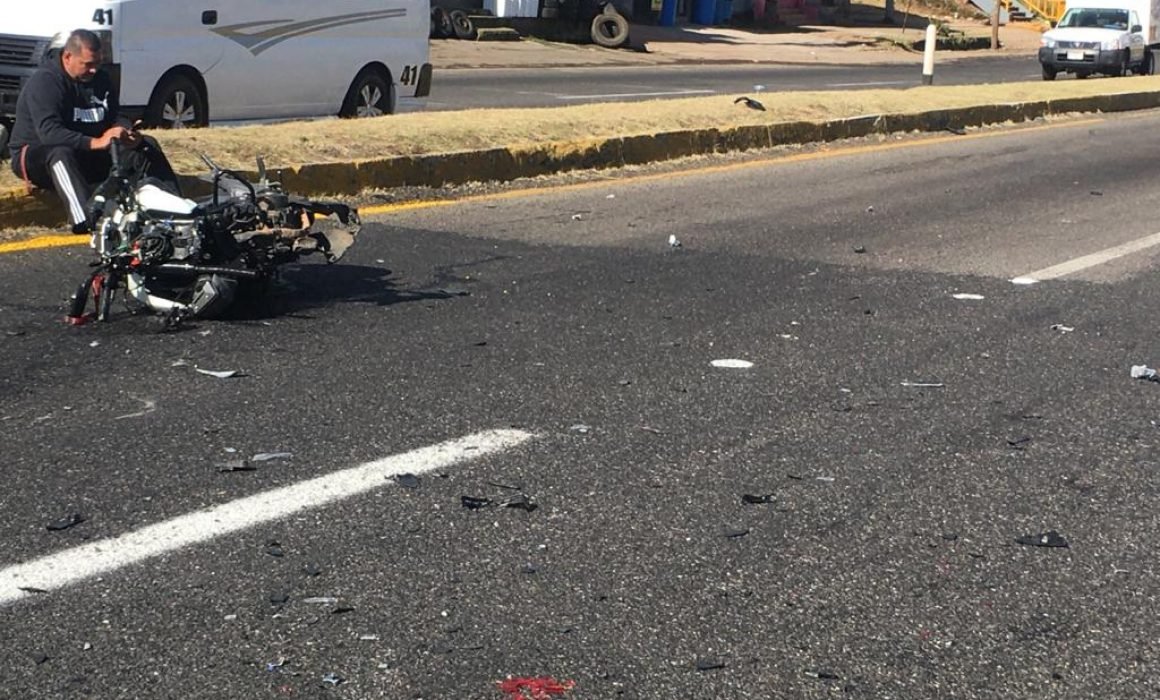 Motociclista se estrella contra un auto en la Pátzcuaro-Morelia