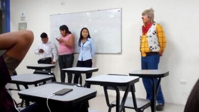 Payasito estudia derecho, no le dio tiempo de cambiarse y así llegó a clases