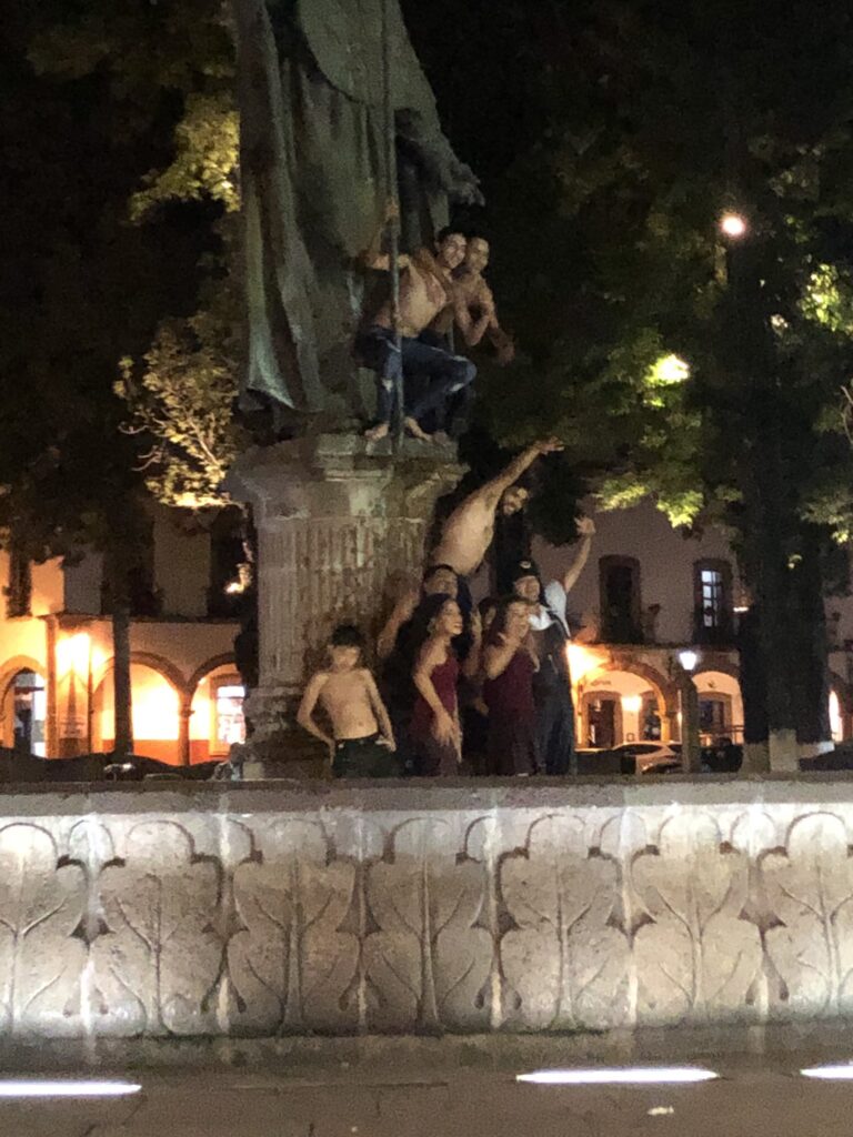 Se meten a fuente de Pátzcuaro a media noche y sin camisa