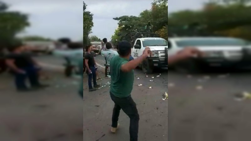 VIDEO: Arrojan huevos a la Guardia Nacional en Apatzingán, Michoacán