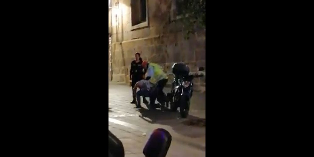 VIDEO: Captan golpiza a un cliente fuera de bar en Morelia, Michoacán