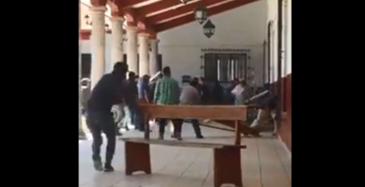 VIDEO: Trifulca en la presidencia municipal de Paracho, Michoacán