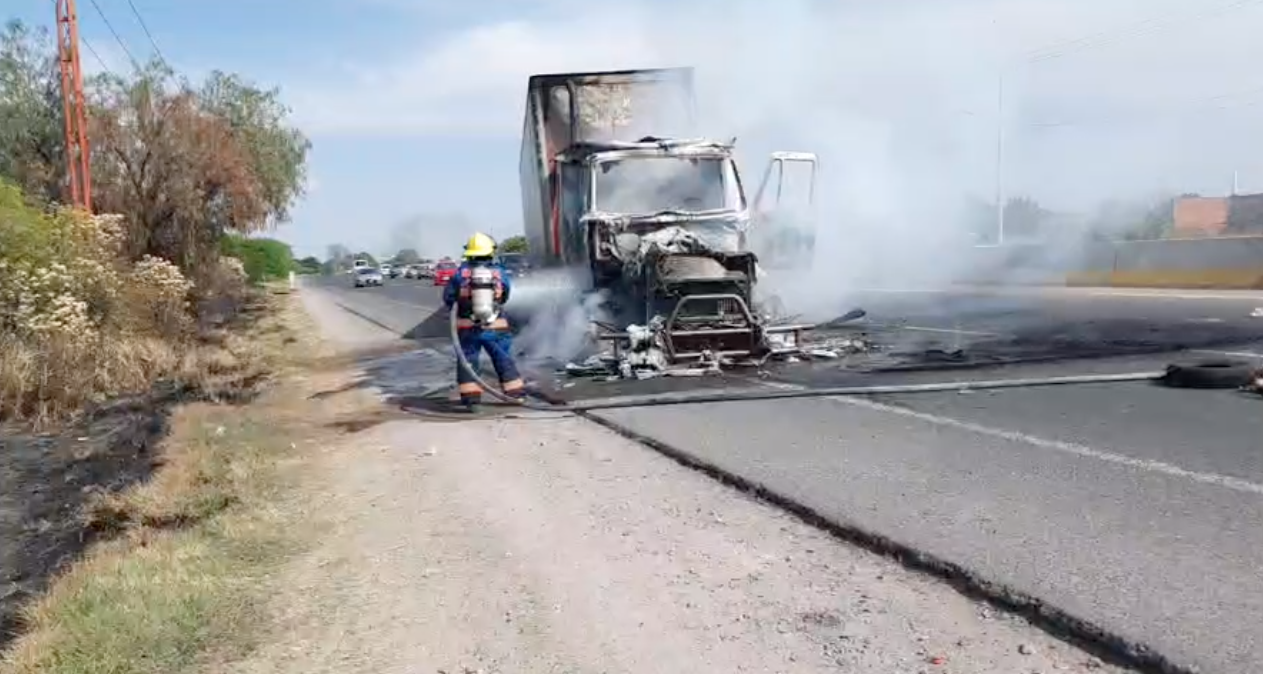 Camioneta quemada con restos humanos en Guanajuato