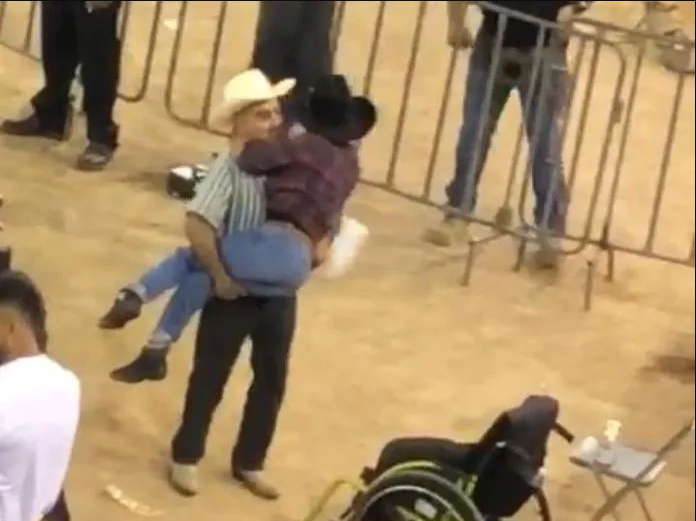 VIDEO: Carga a su hija en silla de ruedas para bailar en Morelia, Michoacán