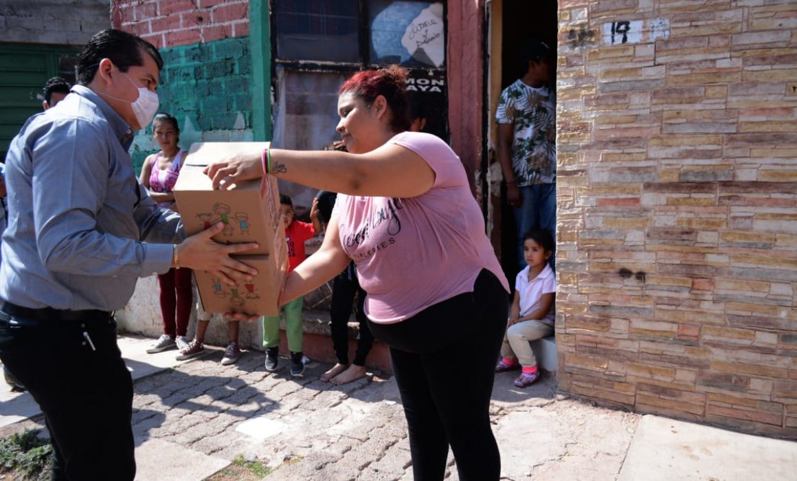 El Alcalde de La Piedad entrega apoyos a familias por contingencia de Covid-19