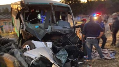 Fuerte accidente entre camión pasajeros y camión de carga en Acuitzio, Michoacán