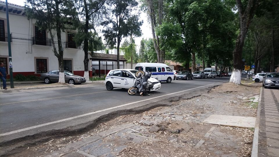 Fuerte accidente frente al IMSS de Pátzcuaro, Michoacán