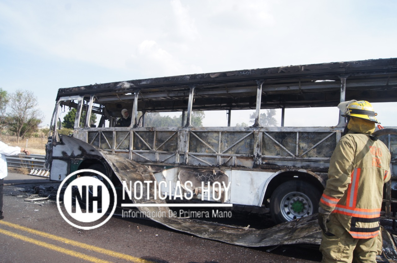 Se incendia autobús que transportaba jornaleros en La Piedad, Michoacán