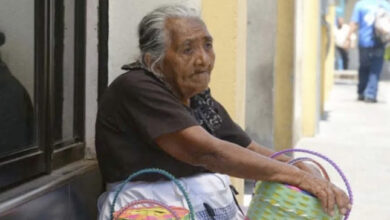 "Si no salgo a vender, no como": Ana María de 88 años