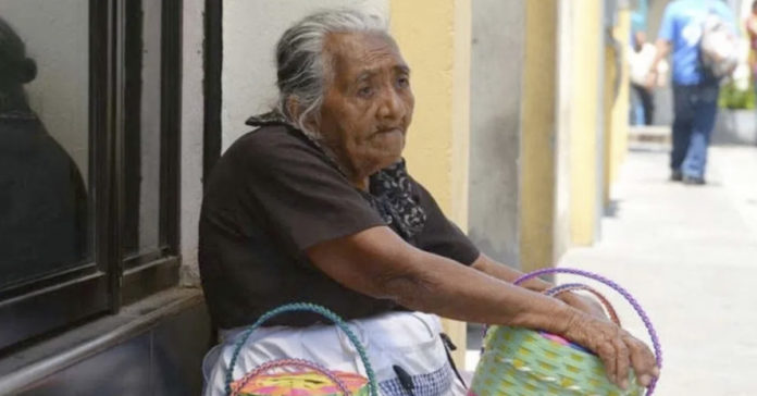 "Si no salgo a vender, no como": Ana María de 88 años