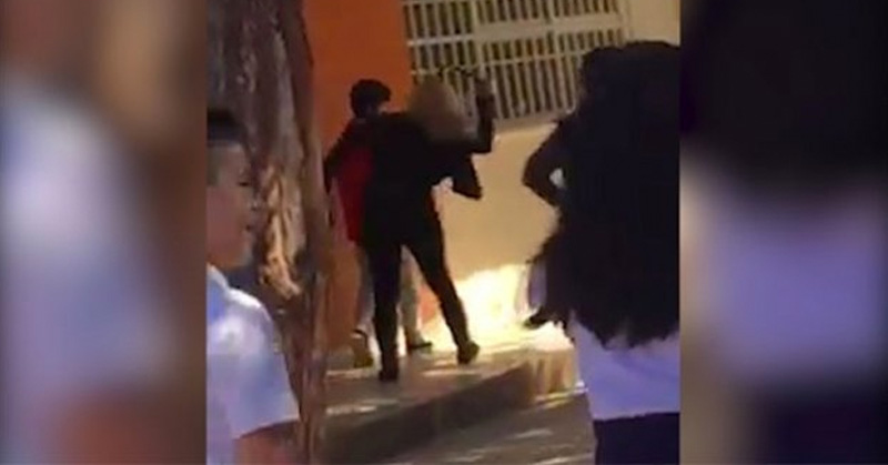 Mujer da cintarazos a su hijo en plena secundaria