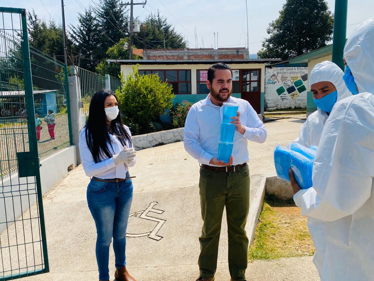 Araceli Saucedo entrega cubrebocas y gel antibacterial en distrito de Pátzcuaro
