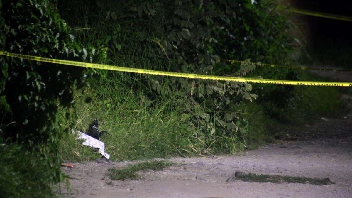 Asesinan a 2 hombres y dejan sus cuerpos en la entrada de un balneario, en Apatzingán