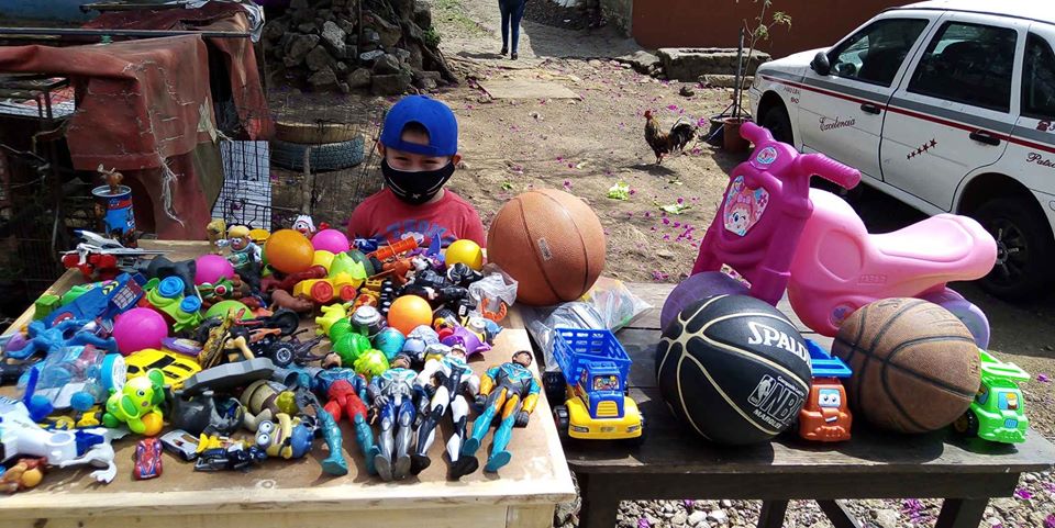 Niños cambian juguetes por despensa en Pátzcuaro 