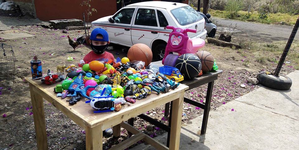 Niños cambian juguetes por despensa en Pátzcuaro
