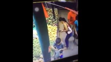 Mujer le roba el dinero a un niño en un mercado [VIDEO]