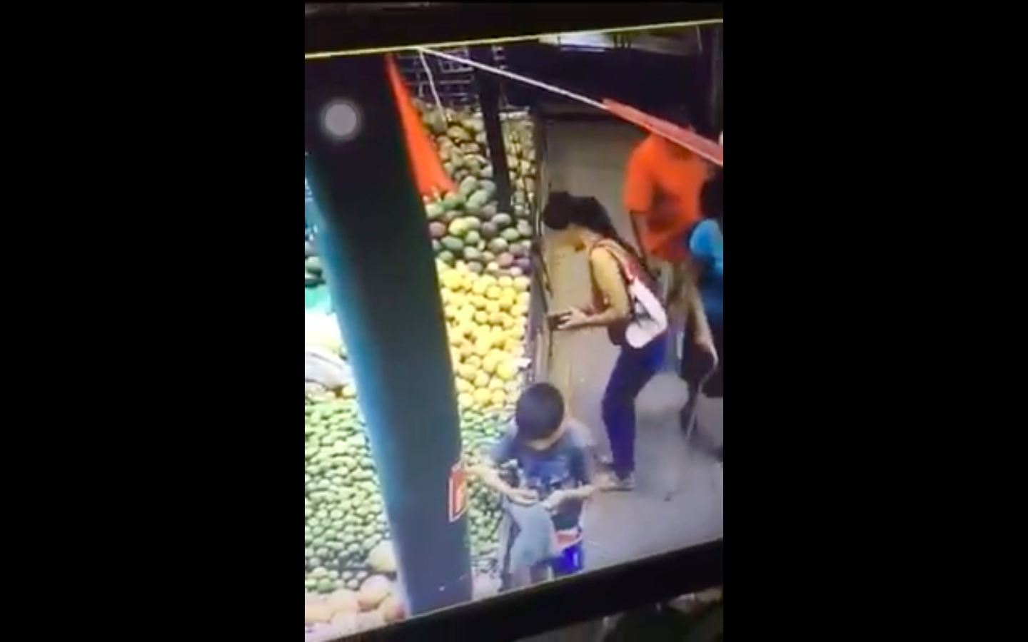 Mujer le roba el dinero a un niño en un mercado [VIDEO]