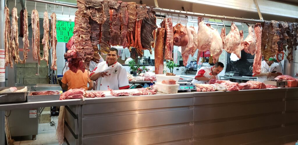 Carnicería de Pátzcuaro dona 20 paquetes de carne diarios