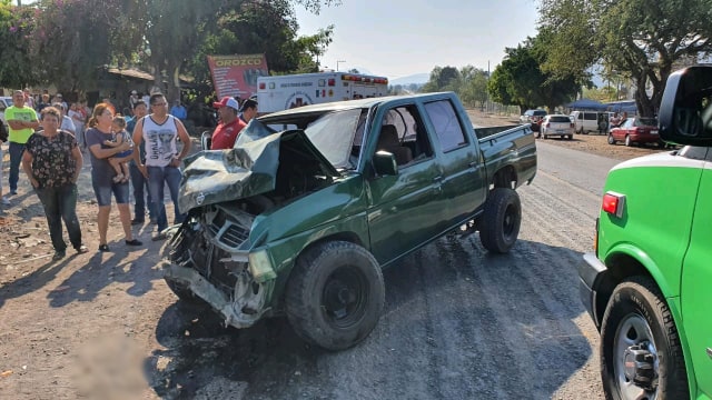 Chocan de frente 2 camionetas en Zamora; hay 5 personas lesionadas