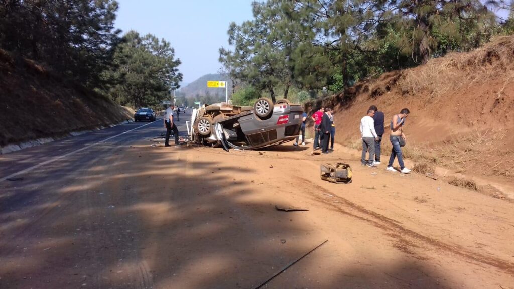 Chocan de frente dos camionetas en la carretera Pátzcuaro-Uruapan