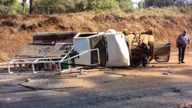 Chocan de frente 2 camionetas en la carretera Siglo XXI