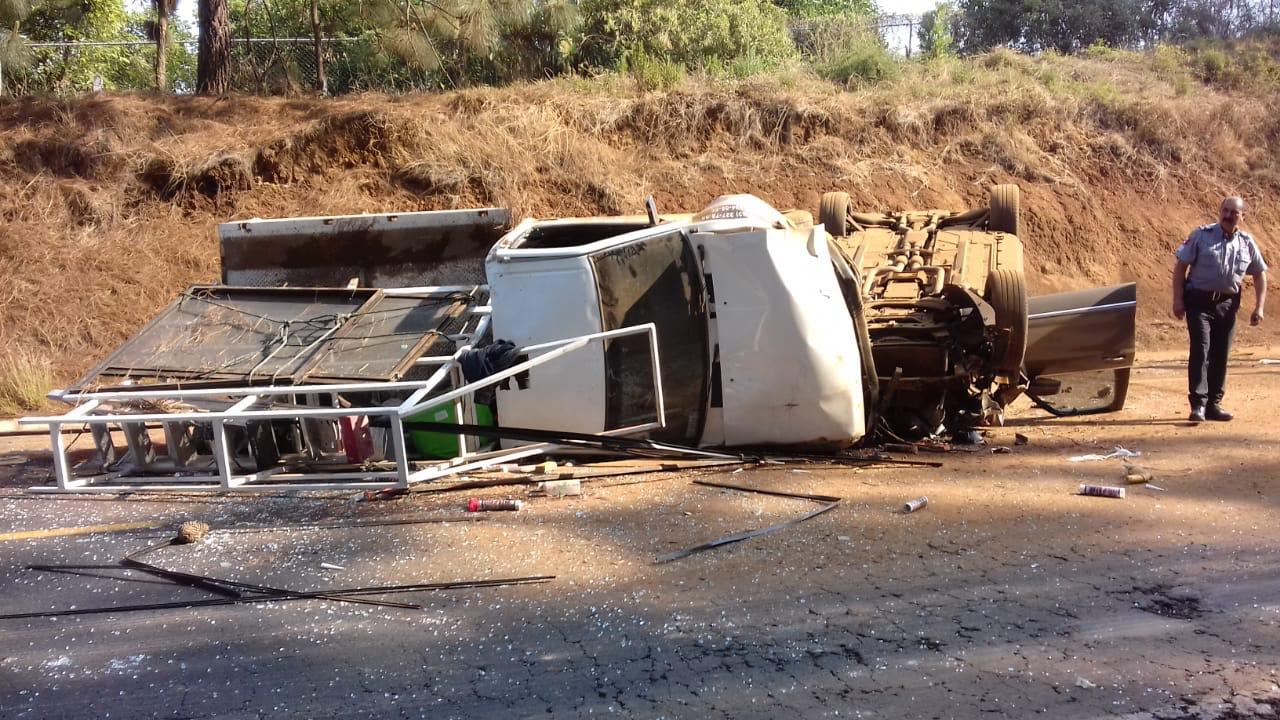 Chocan de frente 2 camionetas en la carretera Siglo XXI