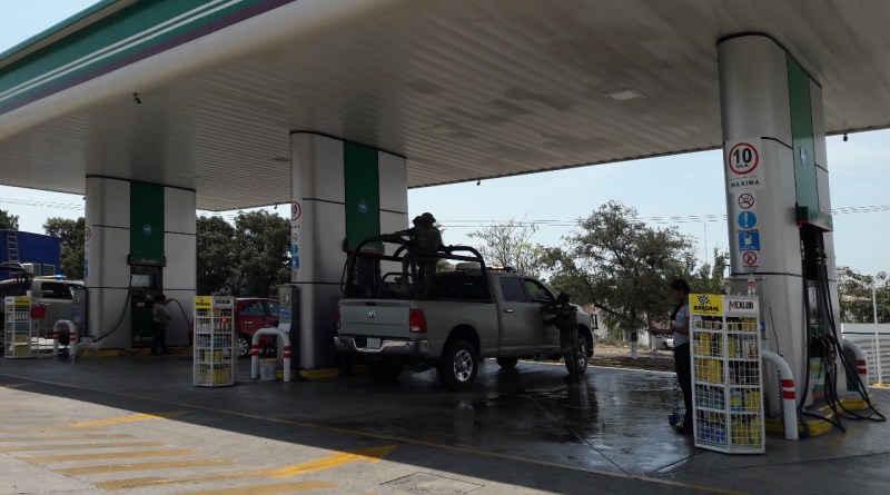 Comando armado asalta gasolinera en Michoacán