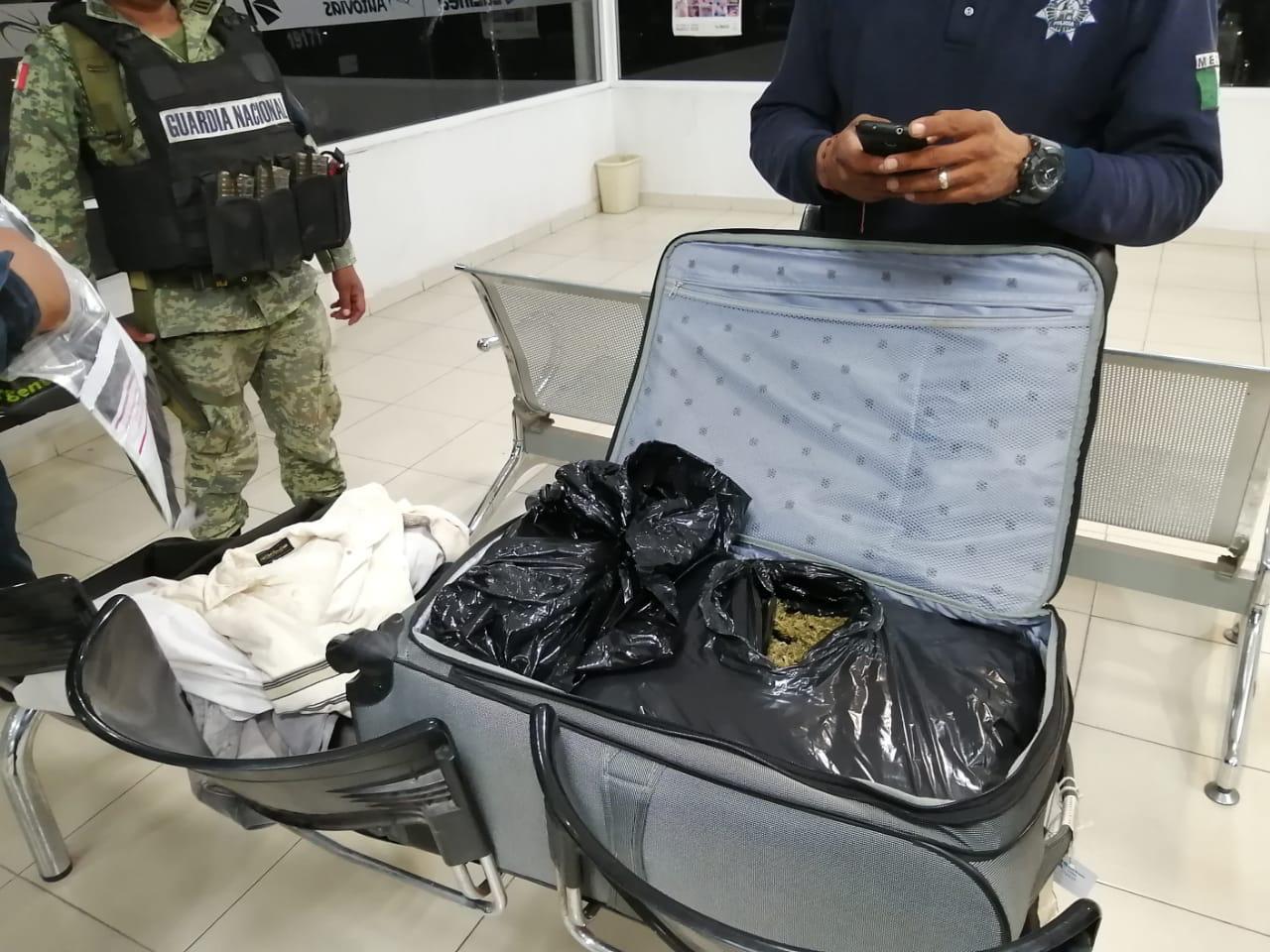 Dejan maleta con 8.3 kilos de marihuana en Apatzingán