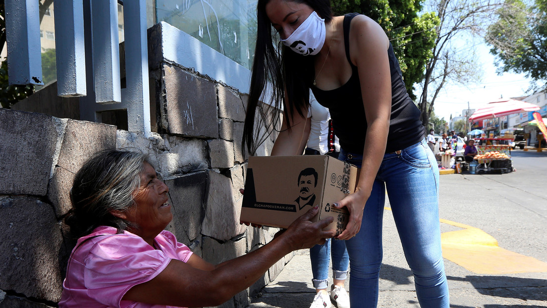 Hija del 'Chapo' Guzmán entrega despensas con la imagen de su padre (FOTOS, VIDEO)