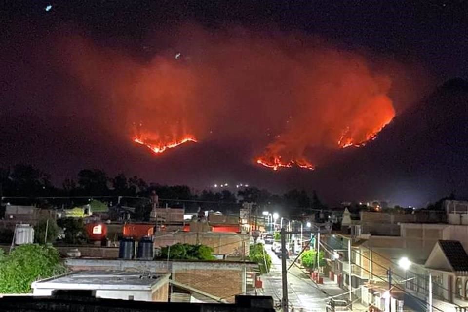 Imparable: 5 días incendio en Tuxpan, Michoacán