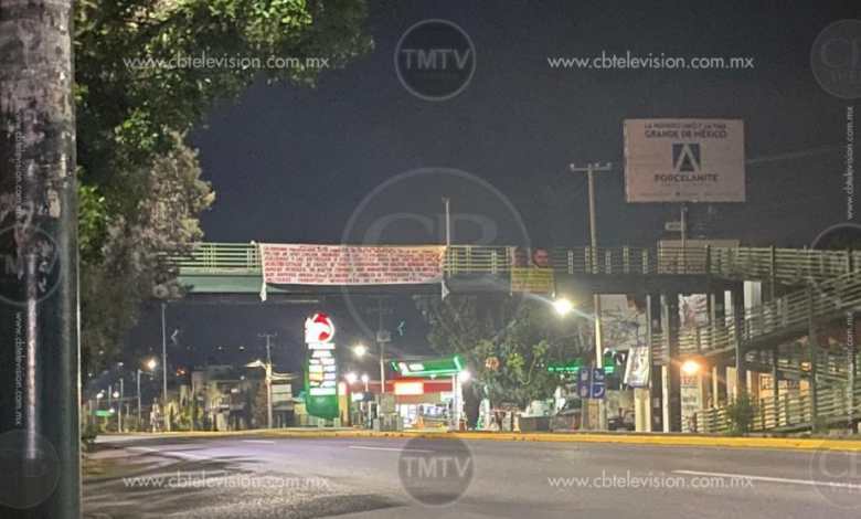 Morelia: amanecen narcomantas en salidas a Pátzcuaro y Charo