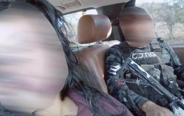 Mujer policía que posó con sicario del CJNG es ejecutada junto a su hija en Michoacán