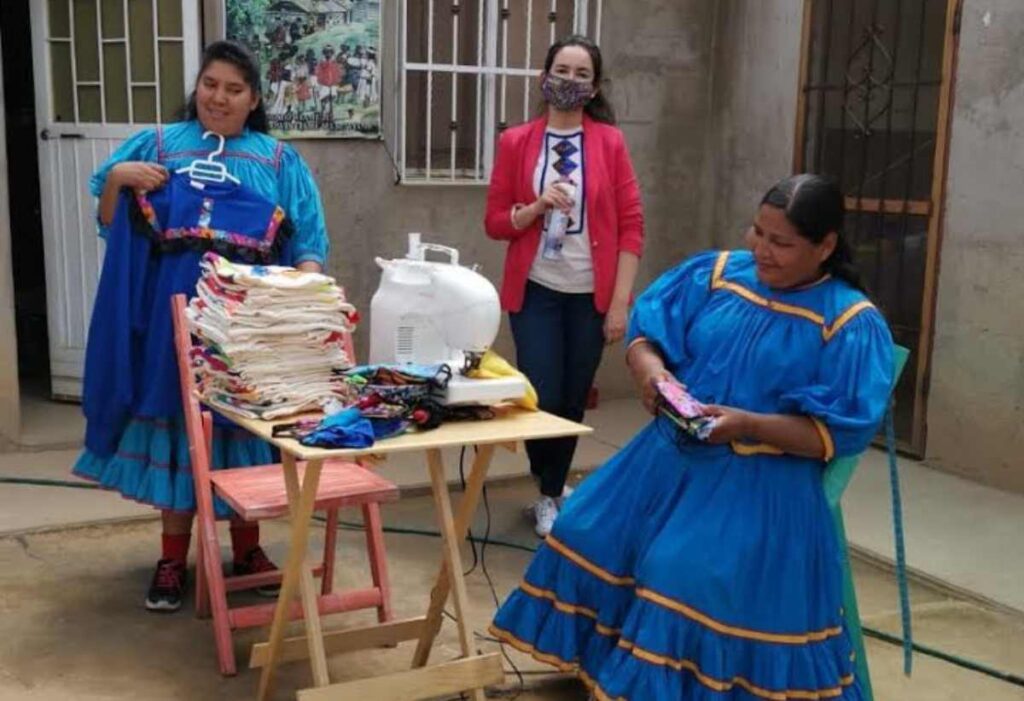 Mujeres tarahumaras fabrican cubrebocas con diseño rarámuri