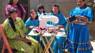 Mujeres tarahumaras fabrican cubrebocas con diseño rarámuri