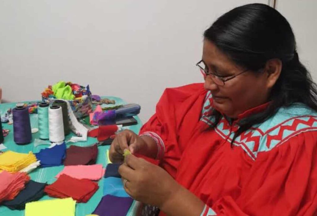 Mujeres tarahumaras fabrican cubrebocas con diseño rarámuri