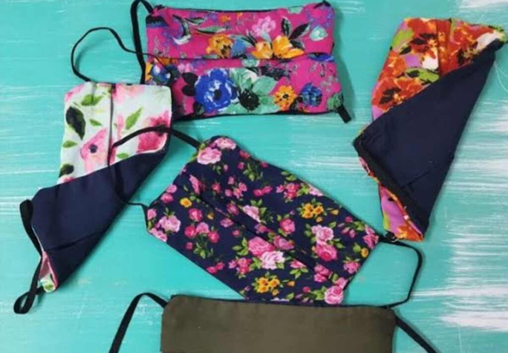 Mujeres tarahumaras fabrican cubrebocas con diseño rarámuri