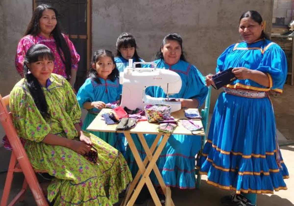 Mujeres tarahumaras fabrican cubrebocas con diseño rarámuri