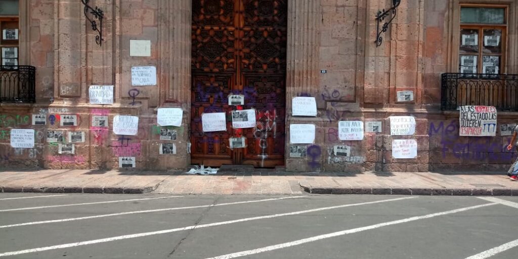 Normalistas se manifiestan en el Centro Histórico de Morelia