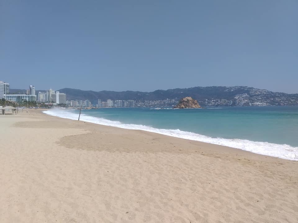 Así lucen las playas de Acapulco; recuperan su color turquesa